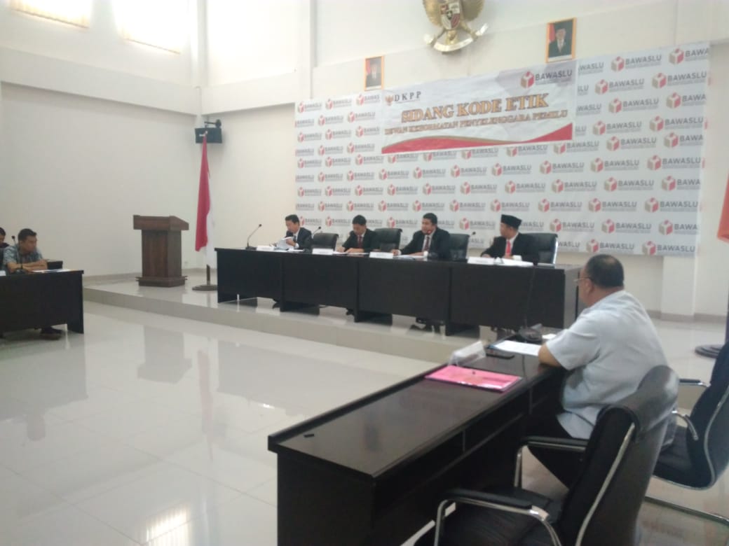 DIDUGA TERLIBAT POLITIK PRAKTIS KETUA KPU DISIDANG DKPP: Dewan Kehormatan Penyelenggara Pemilu (DKPP) melakukan sidang pemeriksaan dugaan pelanggaran kode etik penyelenggara pemilu yang menyeret Ketua Komisi Pemilihan Umum Kota Palembang, Eftiyani, Senin (