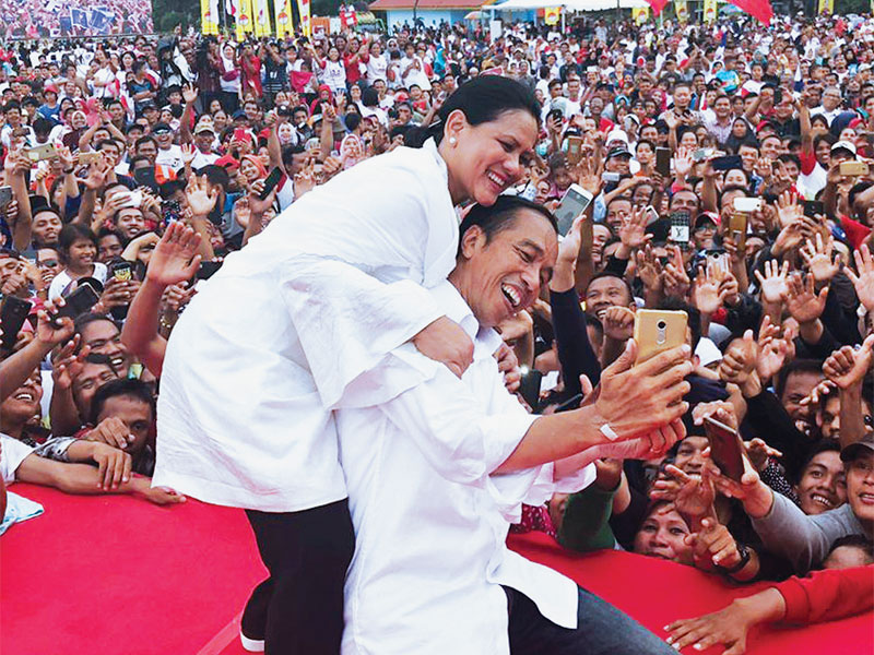 Capres nomor urut 01 Joko Widodo berswafoto dengan sang istri Iriana Jokowi dan para pendukungnya saat kampanye terbuka di Kota Dumai.