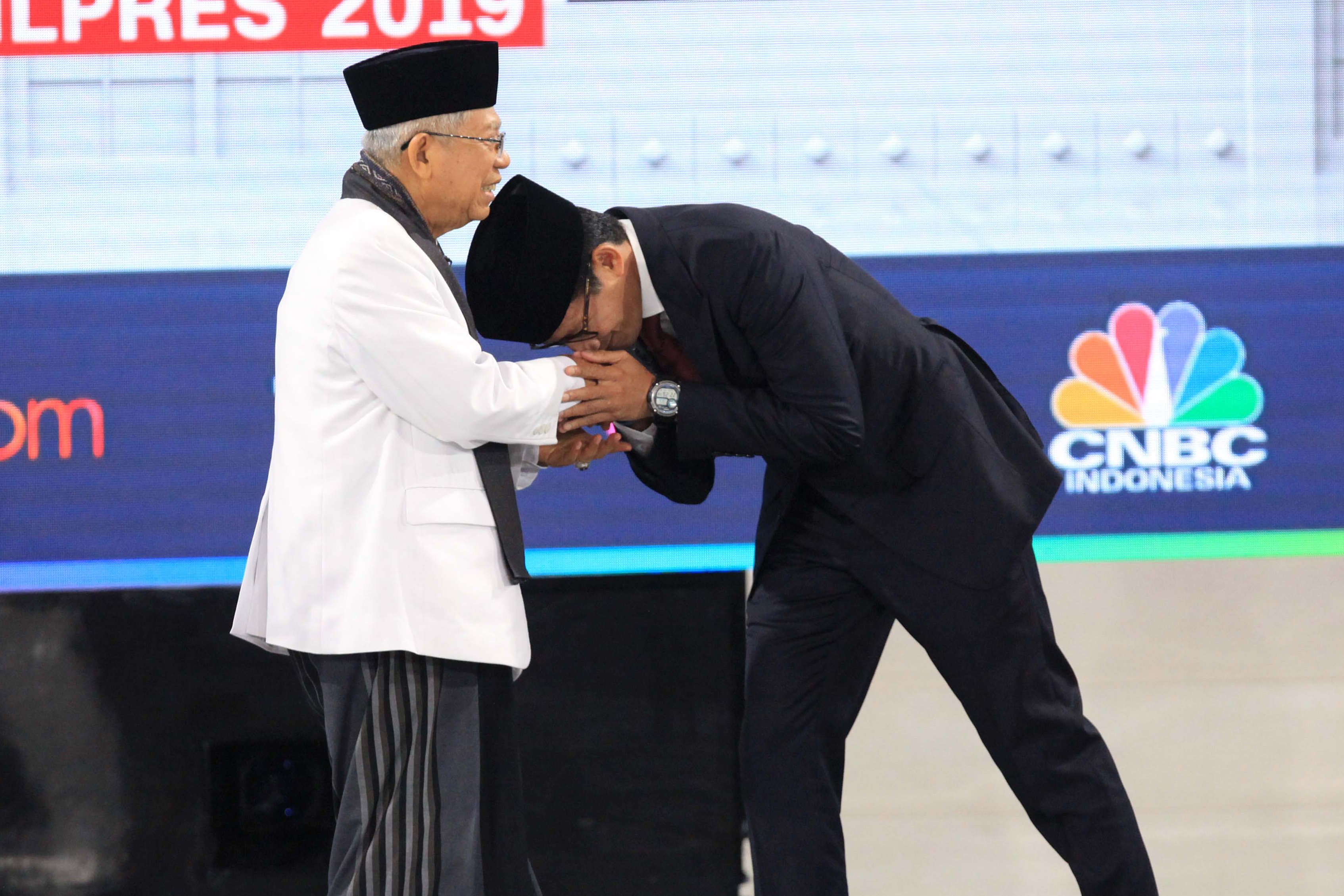 Calon Wapres Ma'ruf Amin (kiri) dan Sandiaga Uno saat debat cawapres di Jakarta, Minggu (17/3).