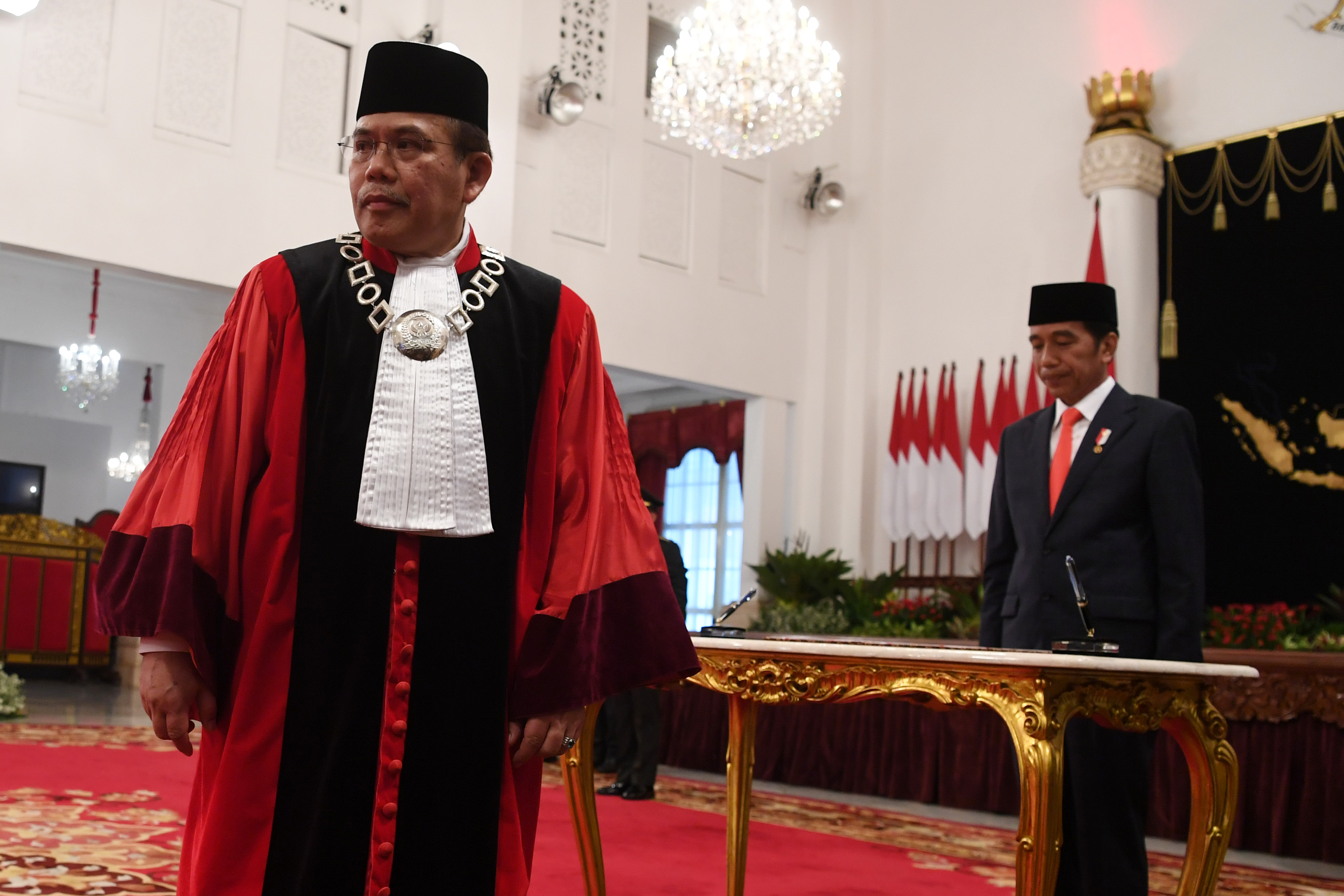 Aswanto saat dilantik sebagai hakim konstitusi oleh Presiden Jokowi pada Kamis (21/3).