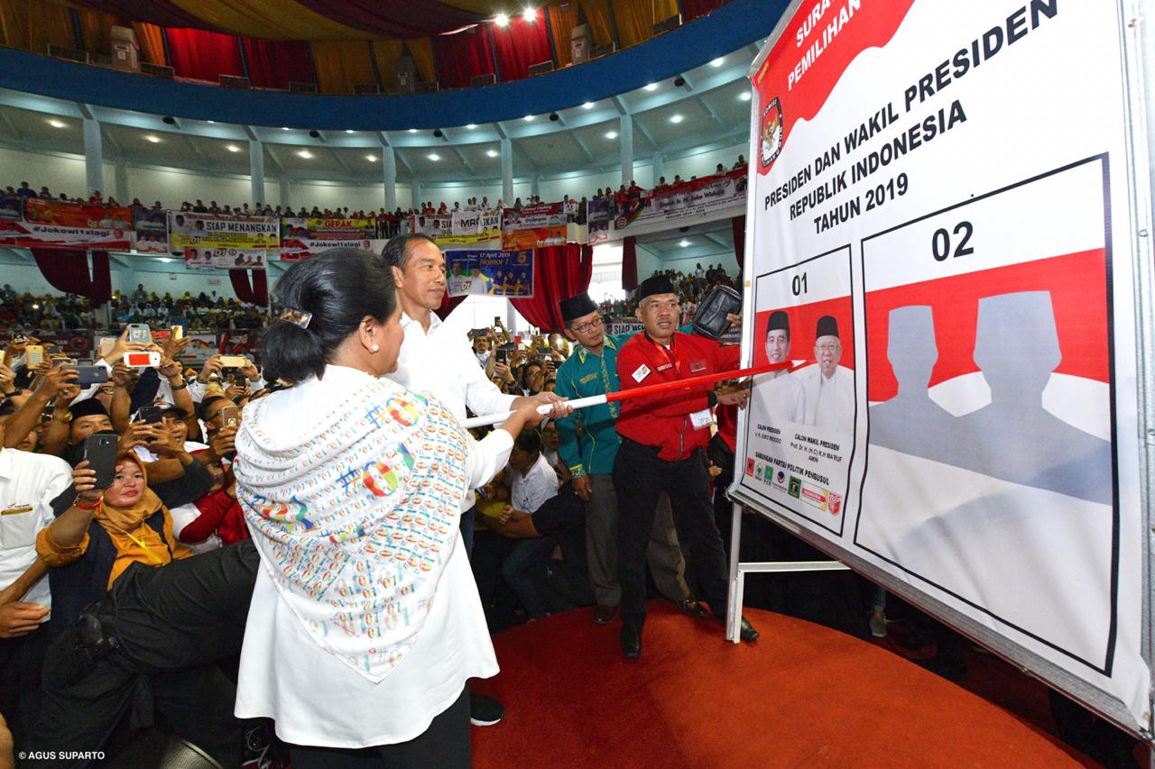Calon Presiden Joko Widodo melakukan simulasi pencoblosan surat suara Pilpres di Balikpapan Sport and Convention Center, Kamis (28/3).