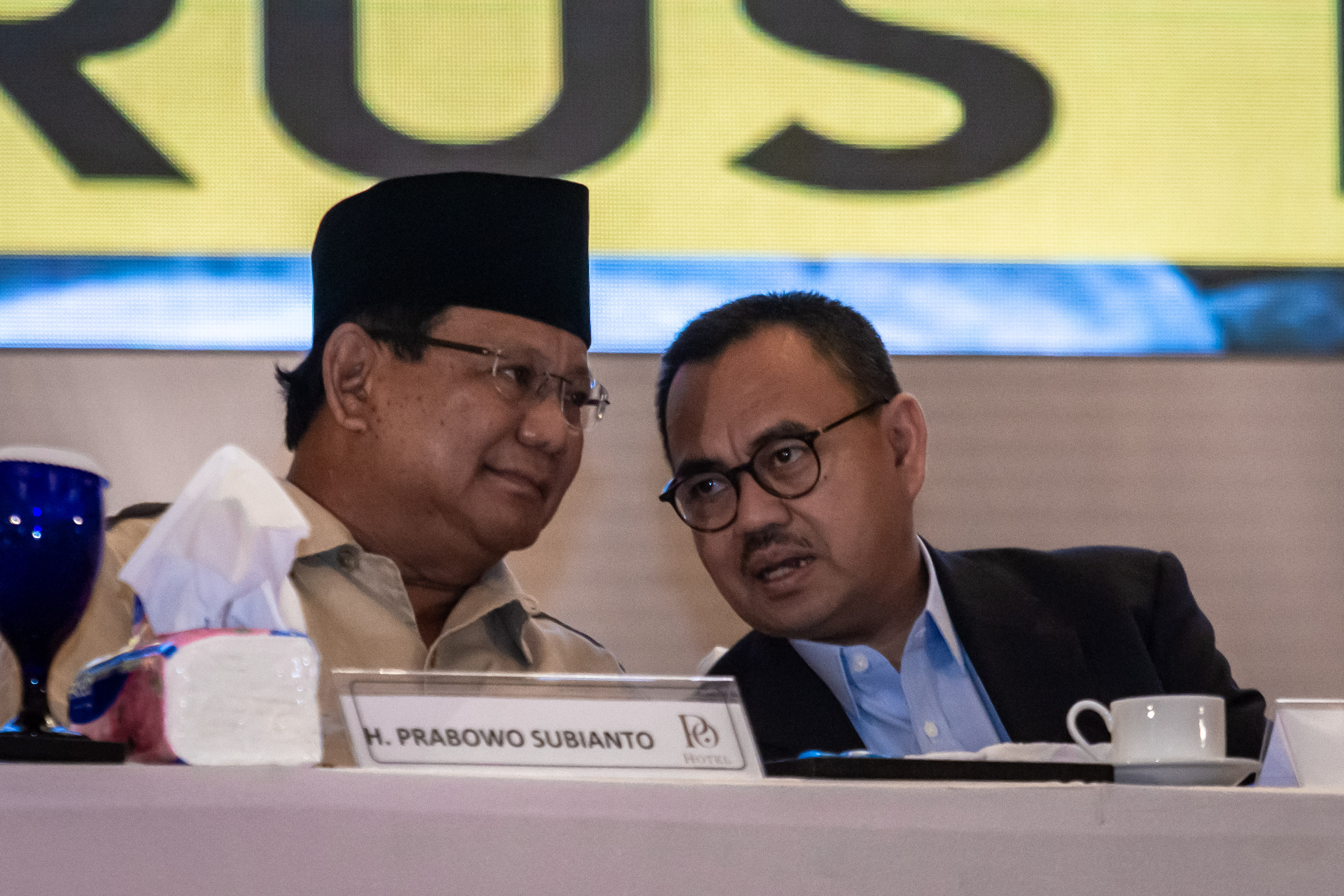 Direktur Materi dan Debat Badan Pemenangan Nasional Prabowo-Sandi, Sudirman Said saat berbincang dengan Prabowo Subianto