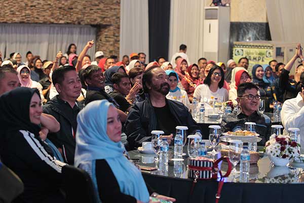 Surya Paloh nonton bareng Debat Keempat Pilpres 2019 di Makassar, Sabtu (30/3) malam.