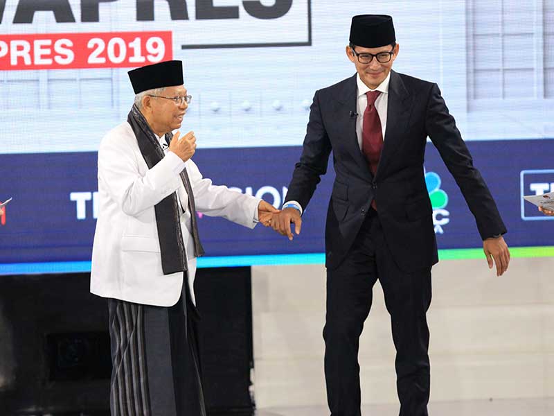 Cawapres nomor urut 01 Ma’ruf Amin (kiri) bersama cawapres nomor urut 02, Sandiaga Uno, seusai debat cawapres di Hotel Sultan, Jakarta, Minggu (17/3/2019). Tema debat ketiga rangkaian Pilpres 2019 itu ialah Pendidikan, kesehatan, ketenagakerjaan, serta sos