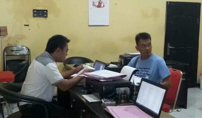 Mohammad Subkhan, 42, (kanan) saat diperiksa polisi. 