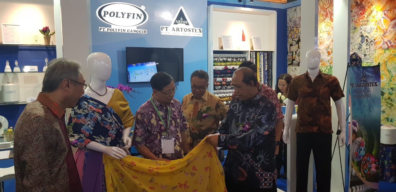 Ketua Umum API Ade Sudrajat dan  Direktur Industri Tekstil, Kulit, dan Alas Kaki Kemenperin Muhdori di Indo Intertex, Jakarta, Kamis (28/3)