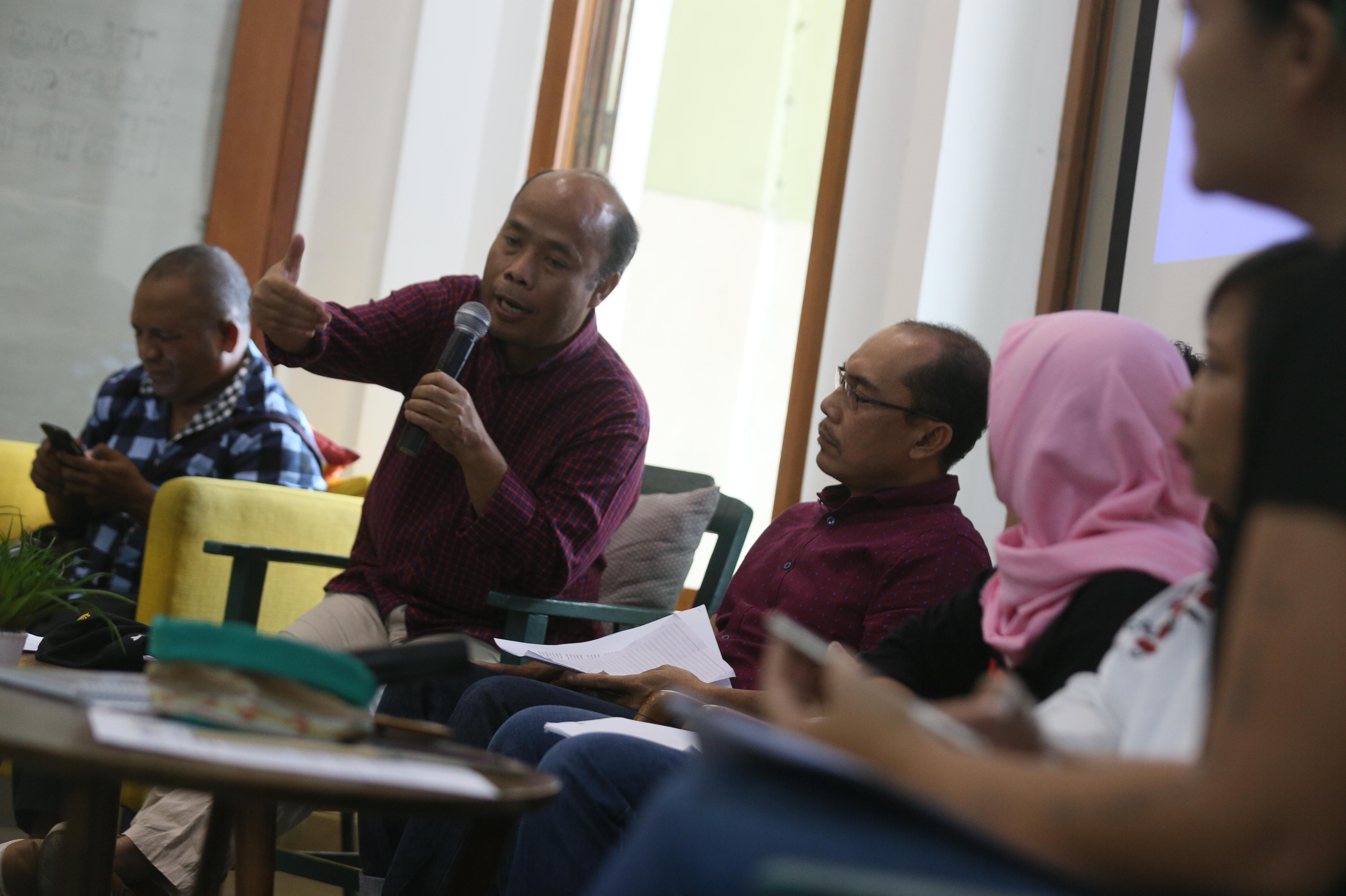 Direktur Eksekutif Migrant Care Wahtu Susilo (memegang microphone)