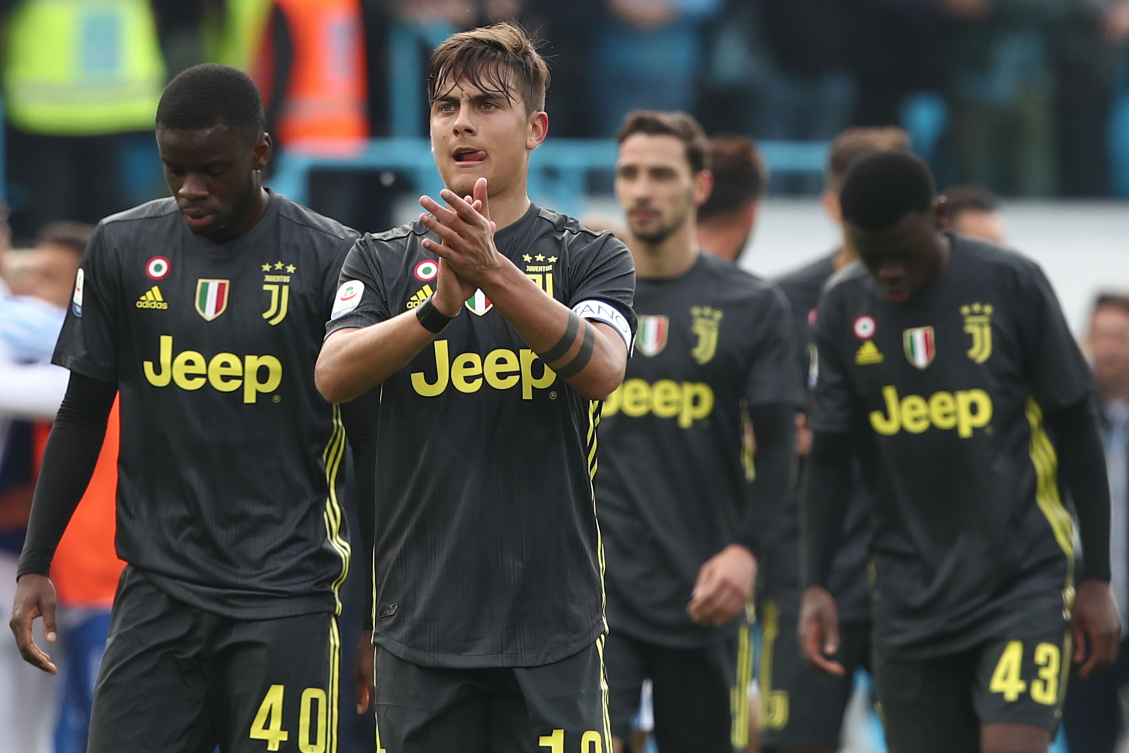 Penyerang Inggris Juventus Stephy Mavididi (kiri), penyerang Juventus Paulo Dybala (tengah) pada akhir pertandingan sepak bola Serie A