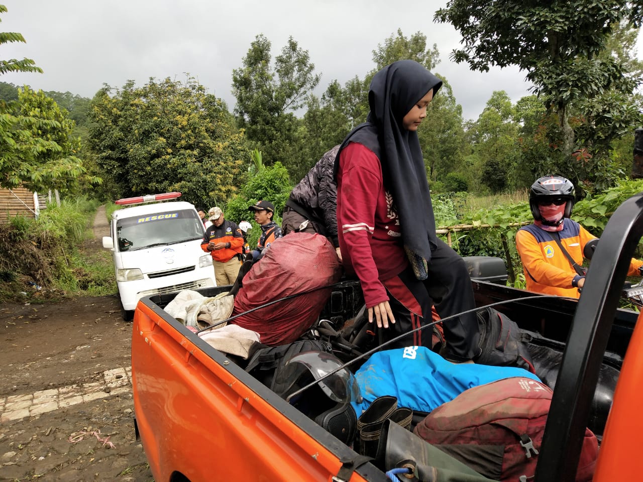 Petugas BPBD Kota Batu mengevakuasi 15 pendaki terjebak di Gunung Butak, Senin (29/4).