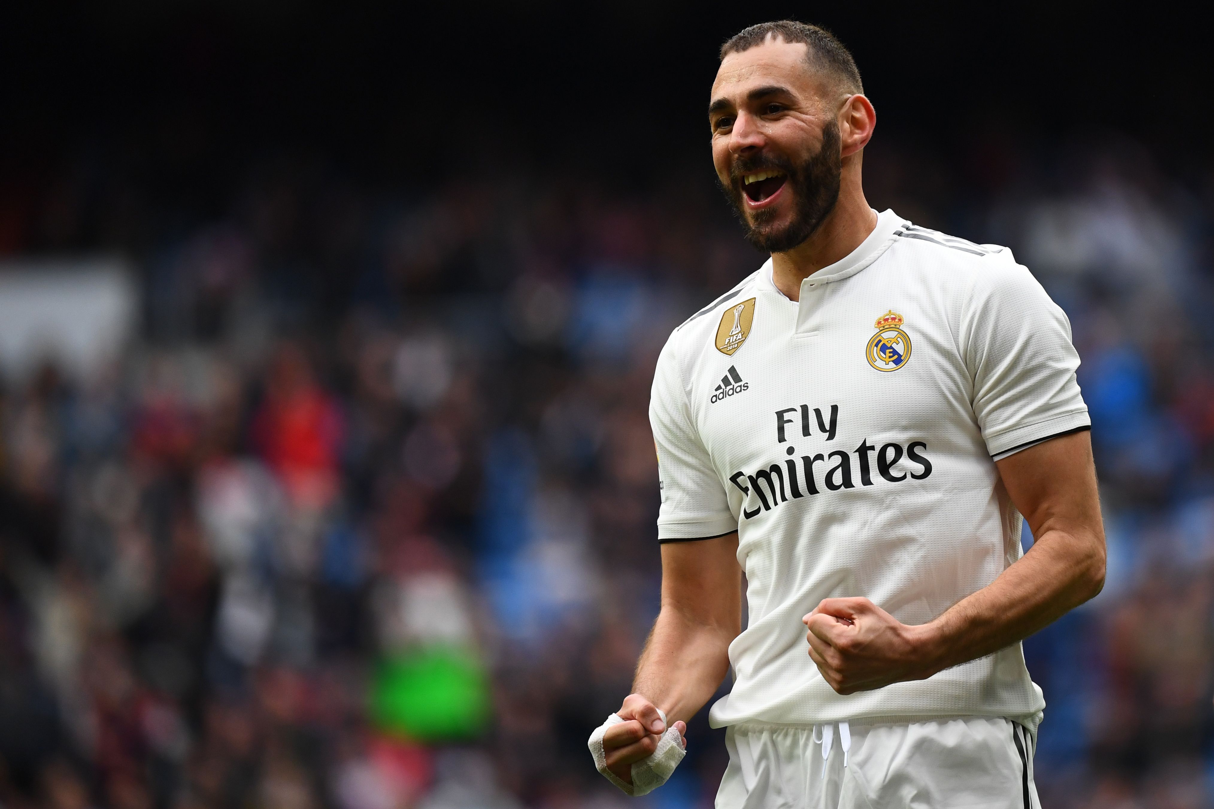 Karim Benzema merayakan gol keduanya ke gawang Bilbao.