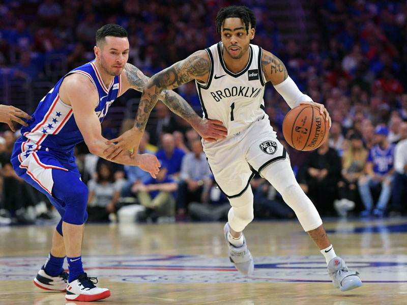 Pemain Brooklyn Nets D D'Angelo Russell (kanan) mencoba melewati pemain Philadelphia 76ers JJ Redick (kiri)