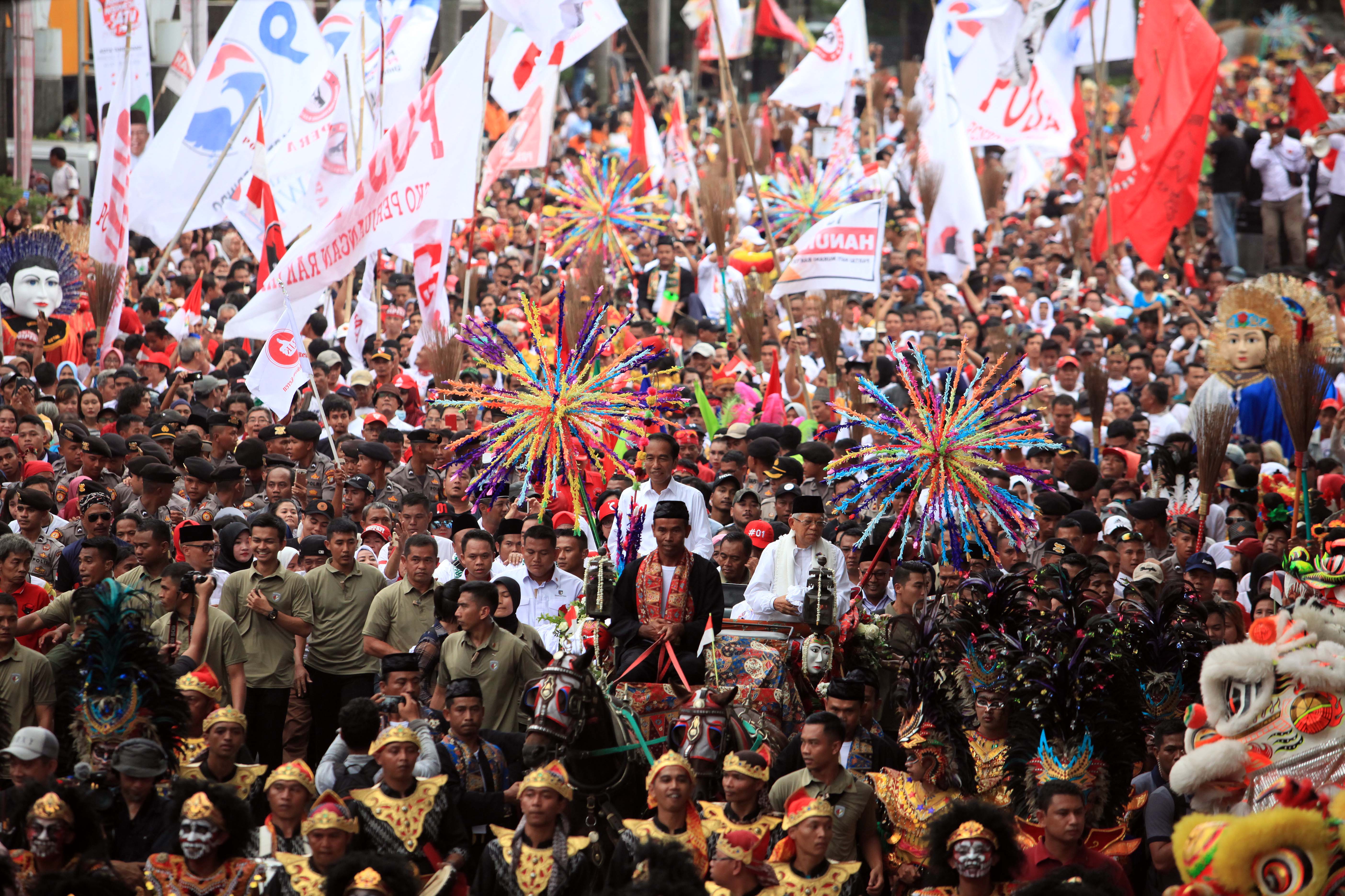 Pendukung Jokowi-Amin padati jalanan di Kota Tangerang, Minggu (7/4).
