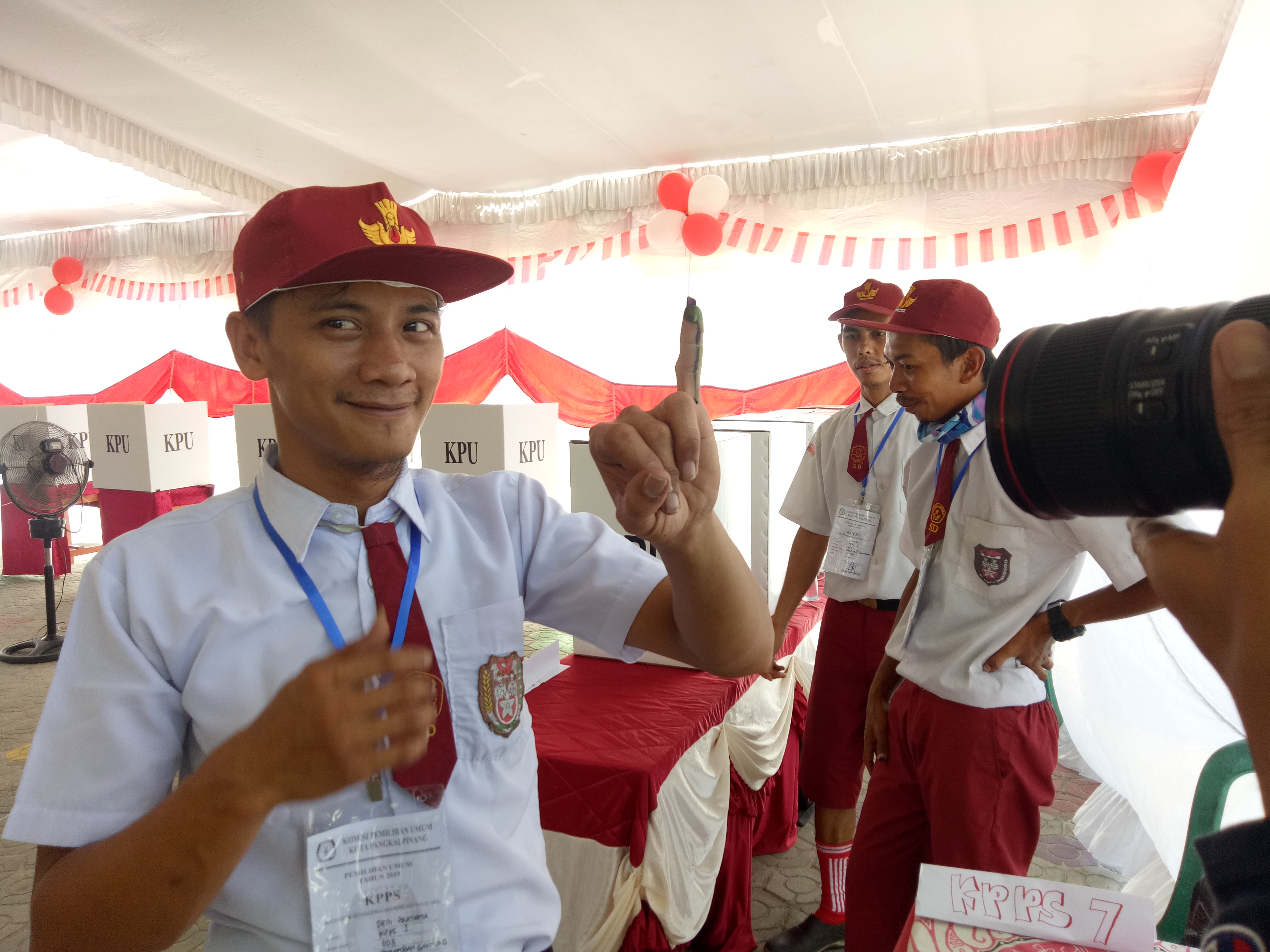 Ketua TPS 3 memasukan surat suara usai bertugas