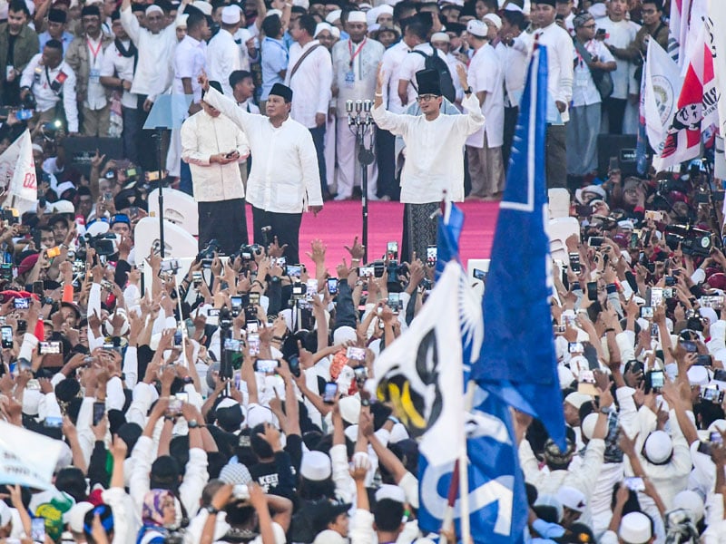 Pasangan capres-cawapres nomor urut 02 Prabowo Subianto (kiri) dan Sandiaga Uno (kanan) menyapa pendukungnya saat kampanye akbar.