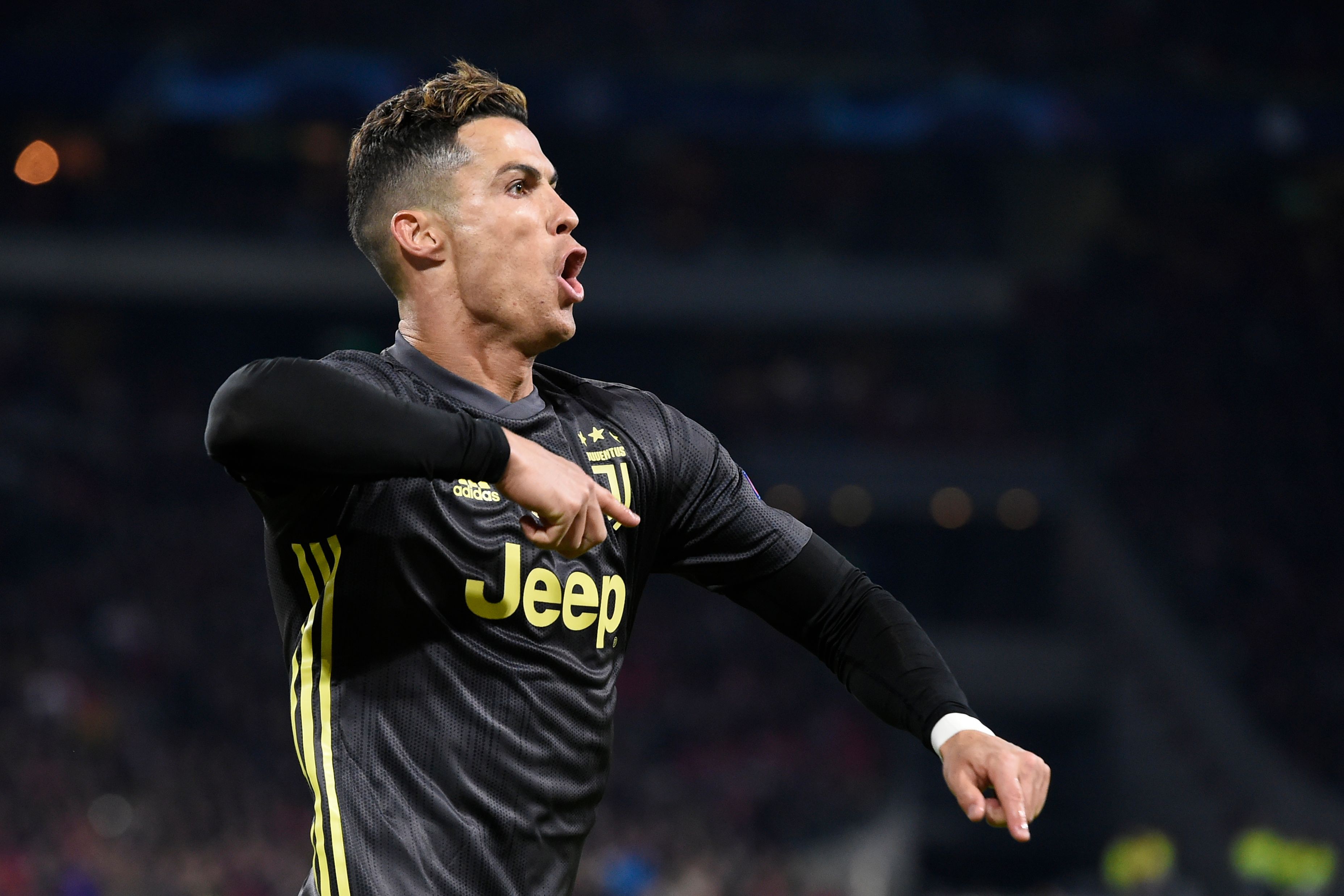 Penyerang Juventus Cristiano Ronaldo melakukan selebrasi seusai mencetak gol ke gawang Ajax Amsterdam