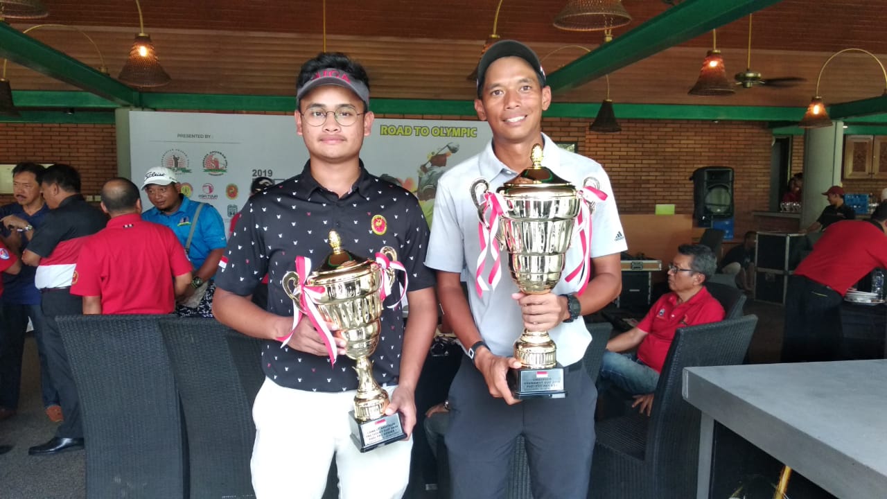 Rinaldi Adiyandono dan Alfred Raja Sihotang memegang trofi juara Presidrn Cup 2019