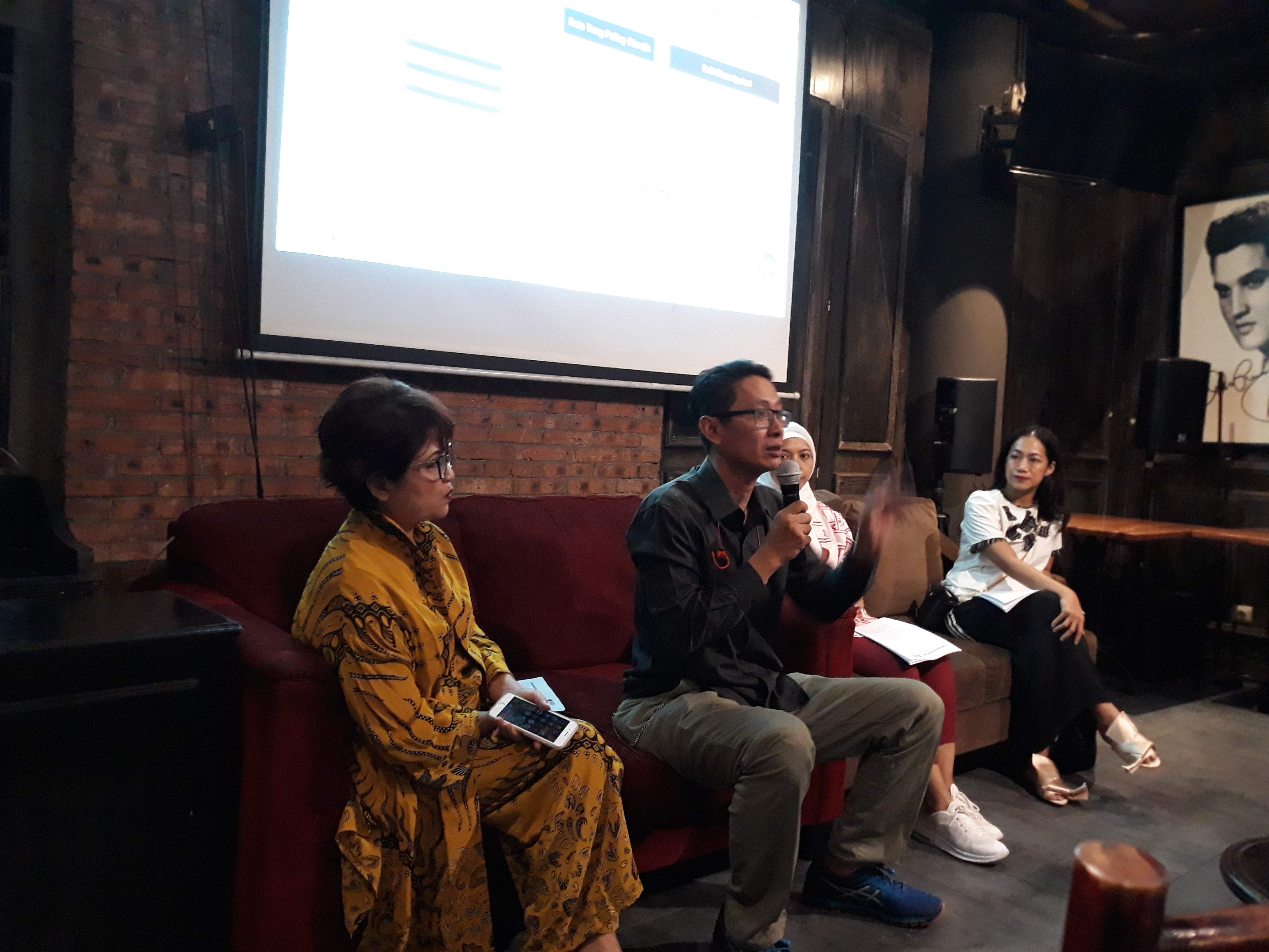 Ruly Achdiat (dua dari kiri), salah satu penggagas Kawal Pemilu Jaga Suara (KPJS) 2019 di Jakarta, Selasa (2/4).