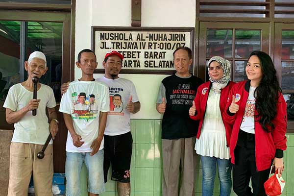 Relawan BMP gelar Bazaar, di Jalan Tebet Barat Raya, Trijaya III, Jakarta Selatan, Minggu (31/3) pagi.