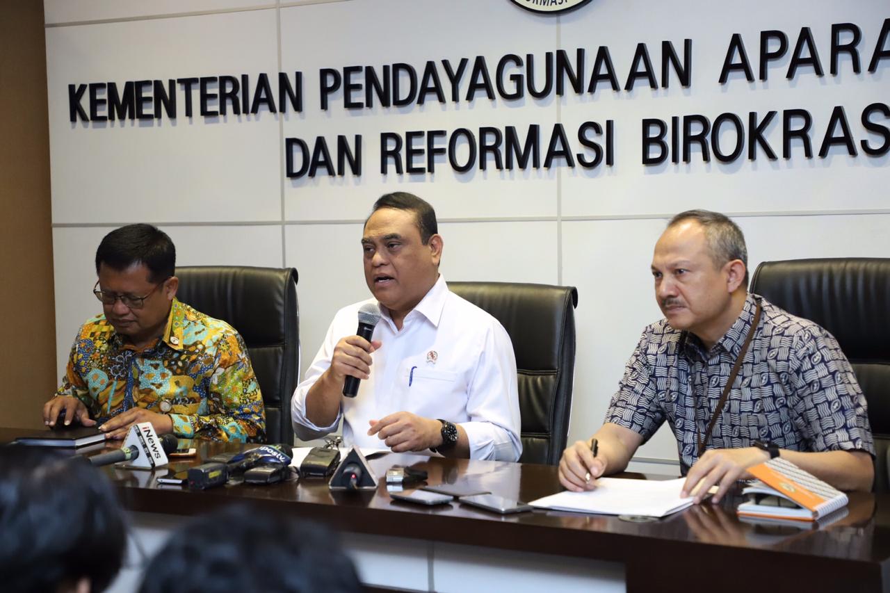 Menpan-RB Syafruddin (tengah) menggelar jumpa pers di kantornya, Kamis (18/4).