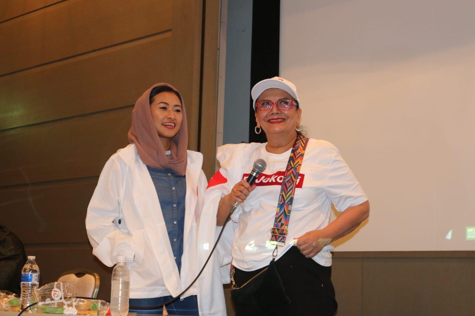 Artis Christine Hakim dan juru bicara milenial TKN Lathifa Al Anshori di Osaka, Jepang, Minggu (7/4).