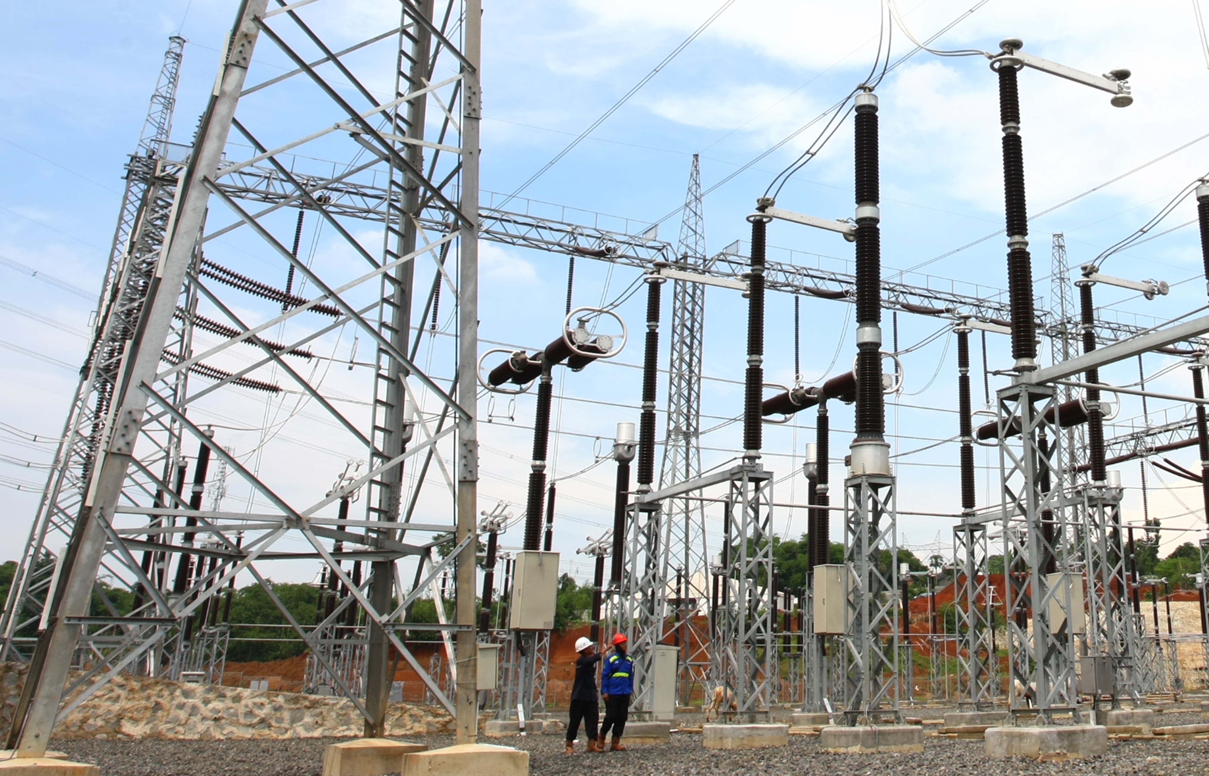 Pekerja melintas di Proyek pembangunan Gardu Induk Tegangan Extra Tinggi (GITET) Cisauk, Tangerang.