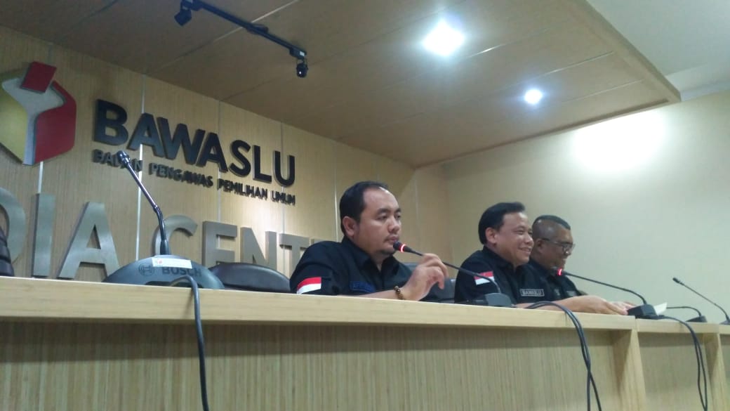 BVawaslu saat menggelar Konpers mengenai Pemilu 2019 di Jakarta, Rabu (17/4)