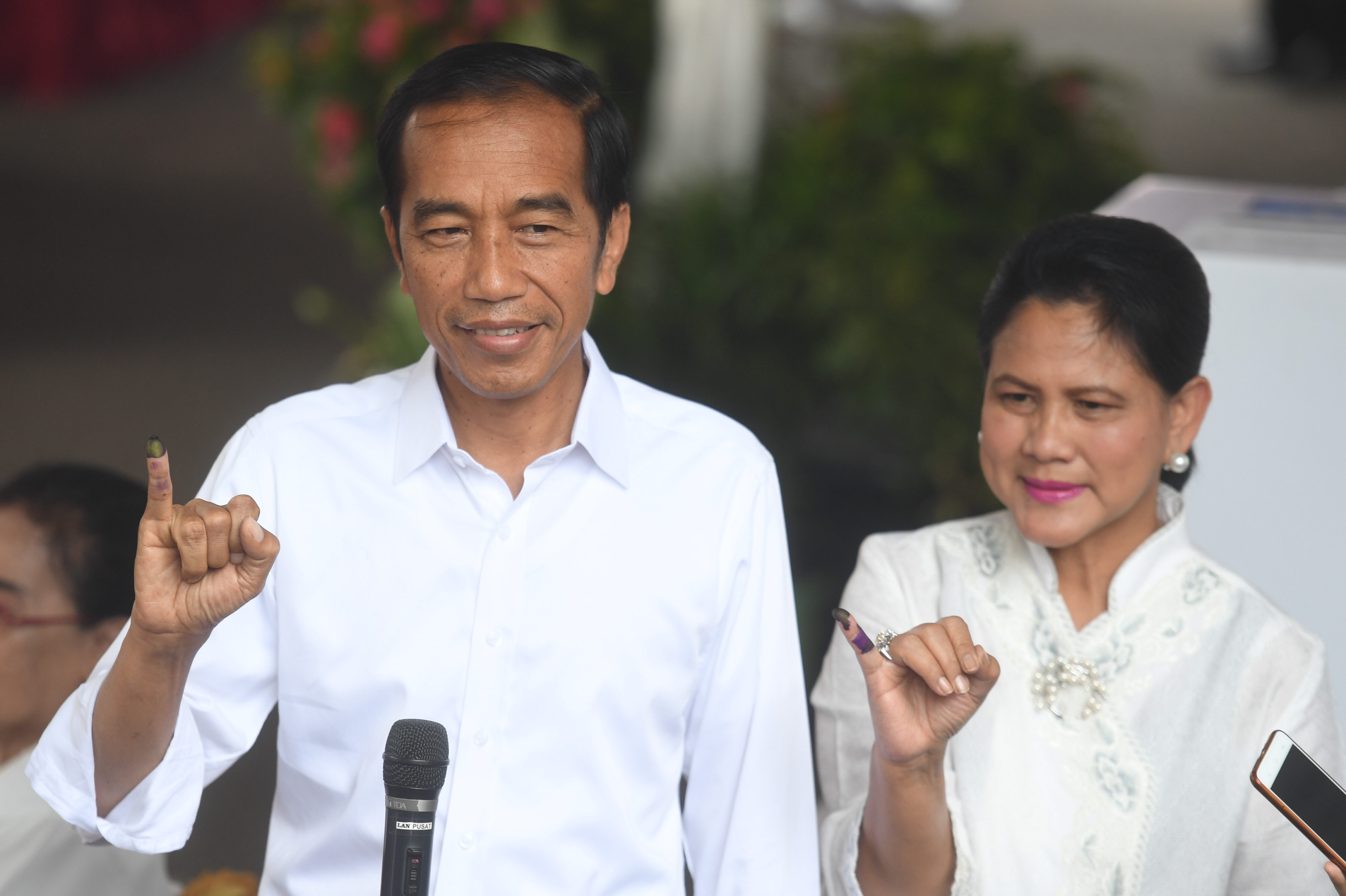Presiden Jokowi dan nyonya Iriana Joko Widodo usai melaksanakan hak pilihnya dalam Pemilu 2019