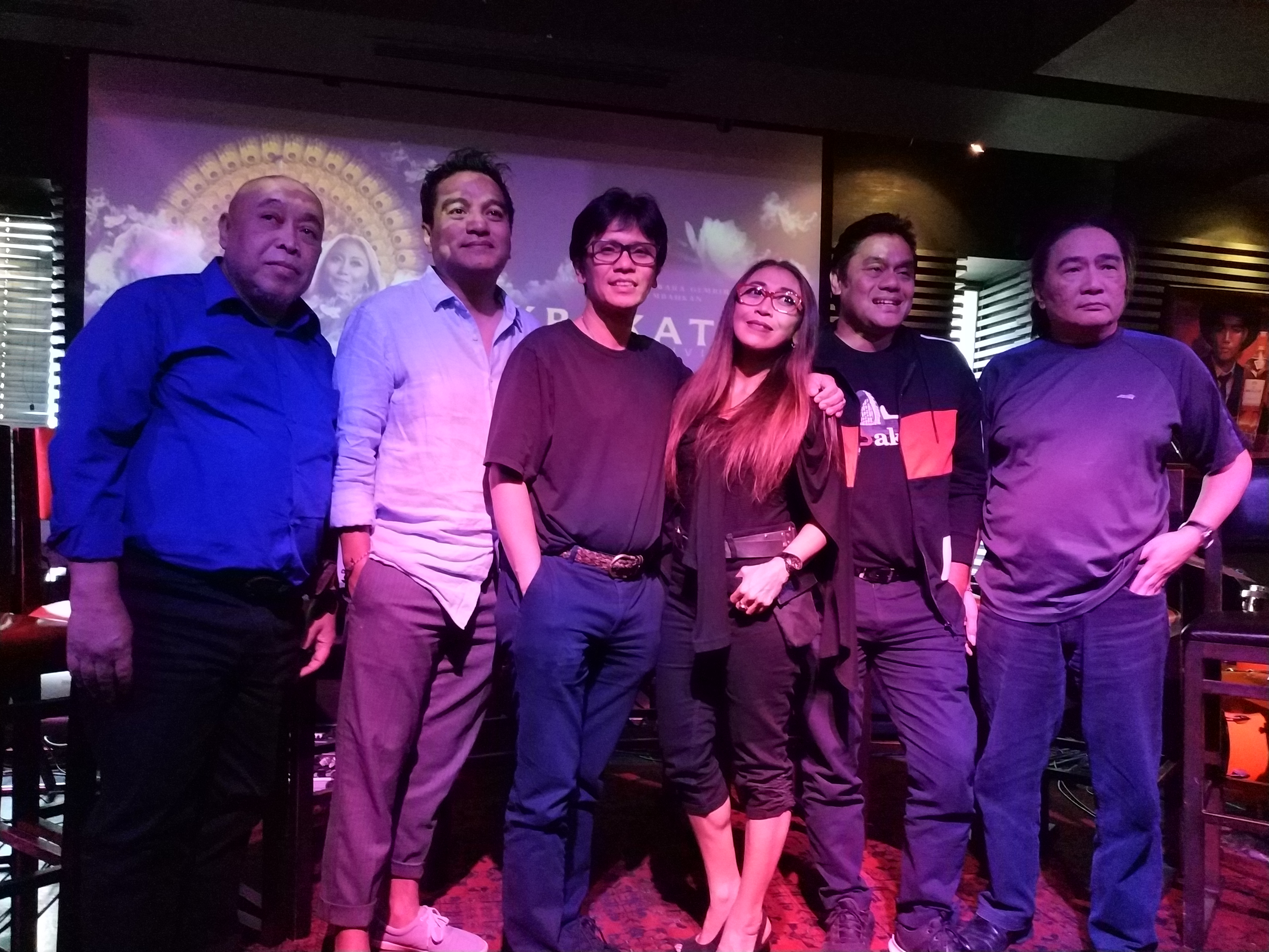 Para personel grup musik Krakatau dalam jumpa pers di SCBD Jakarta, Rabu (10/4).