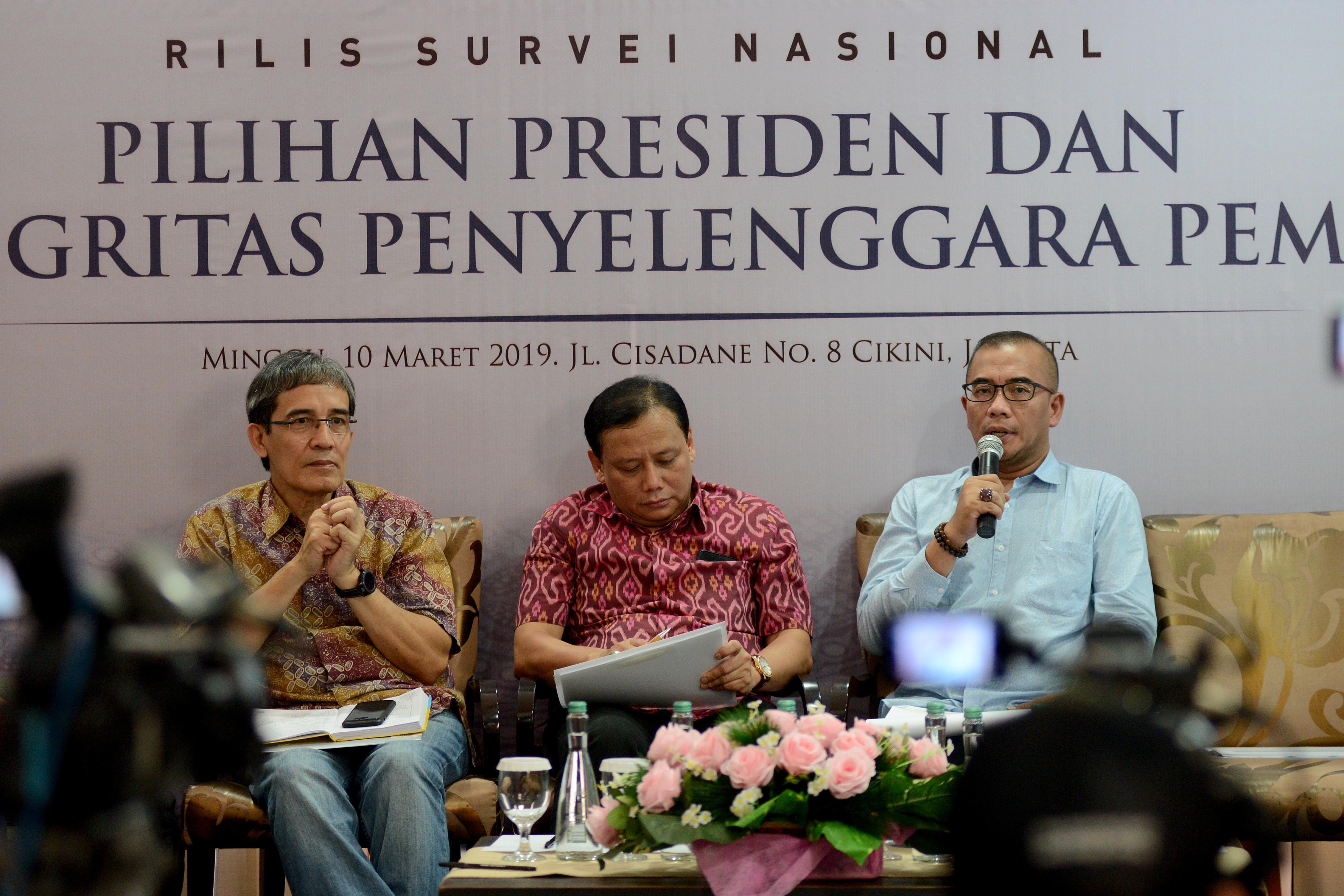  Komisioner Komisi Pemilihan Umum (KPU) Hasyim Asy'ari (kanan) didampingi Ketua Bawaslu Abhan (tengah) berbicara pada rilis survei SMRC