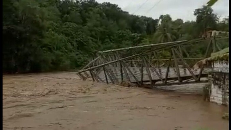 Jembatan Ulu Musi putus total 
