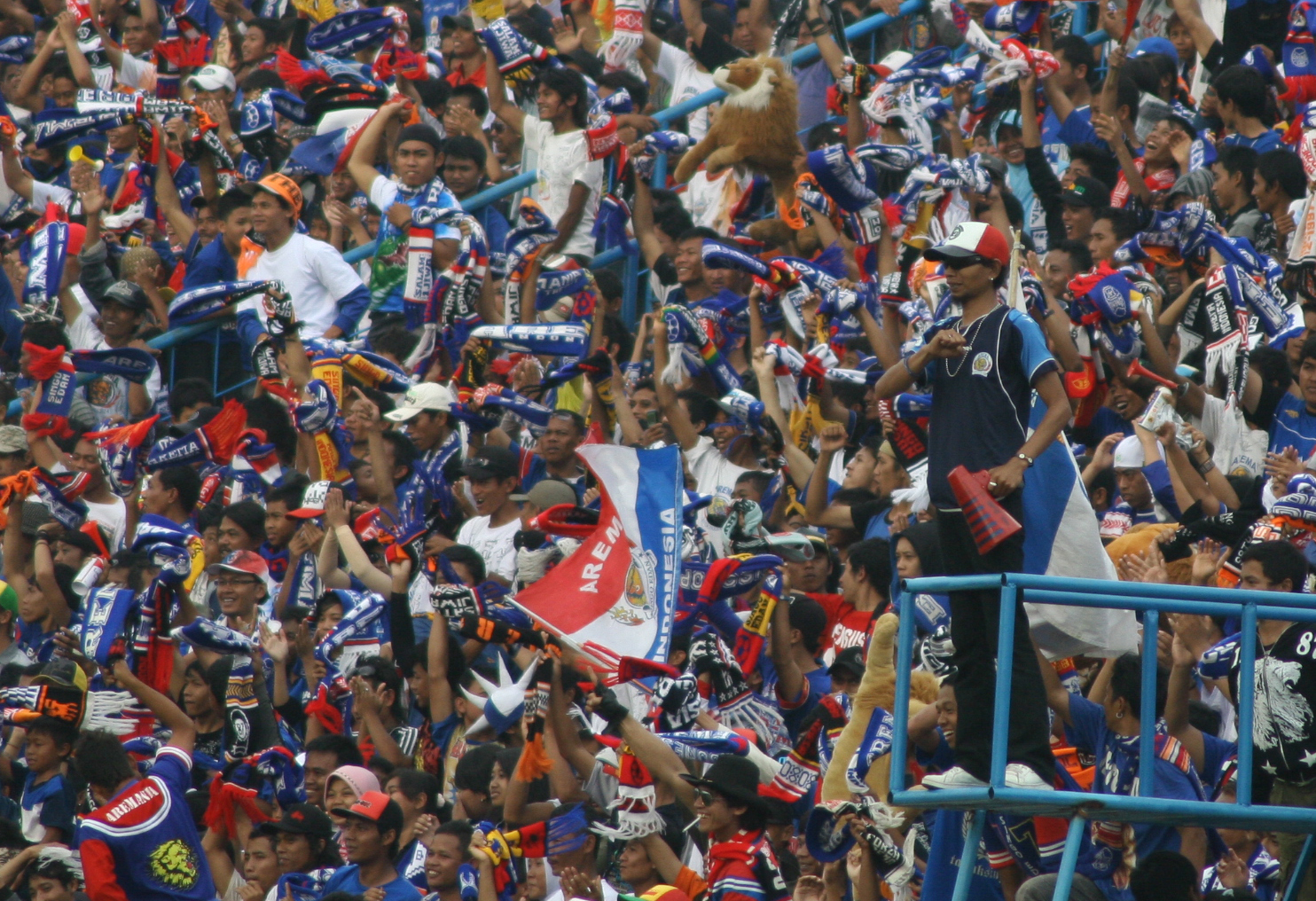 Aremania Yuli Sumpil  saat menjadi dirijen di lapangan.