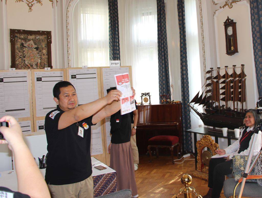 Suasana pencoblosan di Budapest, Hungaria, Rabu (17/4) waktu setempat.