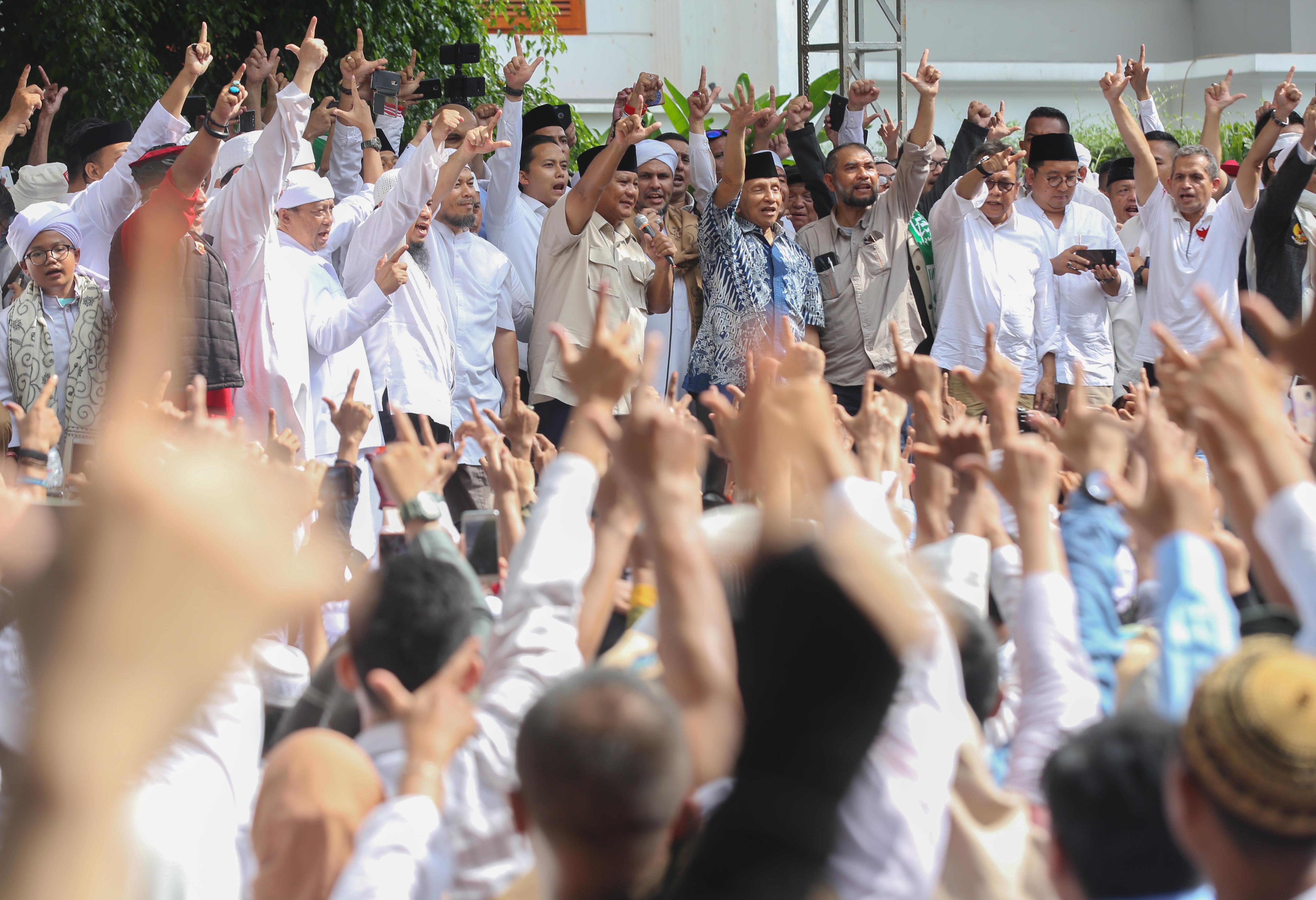 Prabowo dan pendukungnya saat menggelar syukuran di Kertanegara