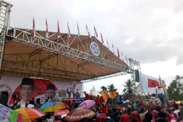 Ribuan massa saat hadiri deklarasi Pendukung Jokowi (Pujo) di Kecamatan Sumberjaya Lambar  