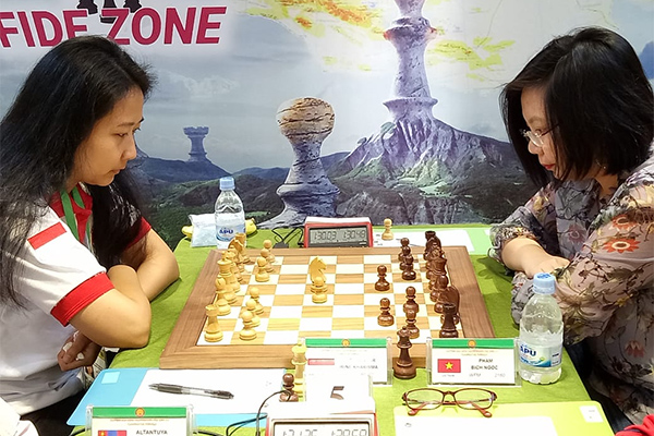 Pecatur Indonesia IM Irene Kharisma (kiri) bertanding melawan WIM Pham Bich Ngoc dari Vietnam.