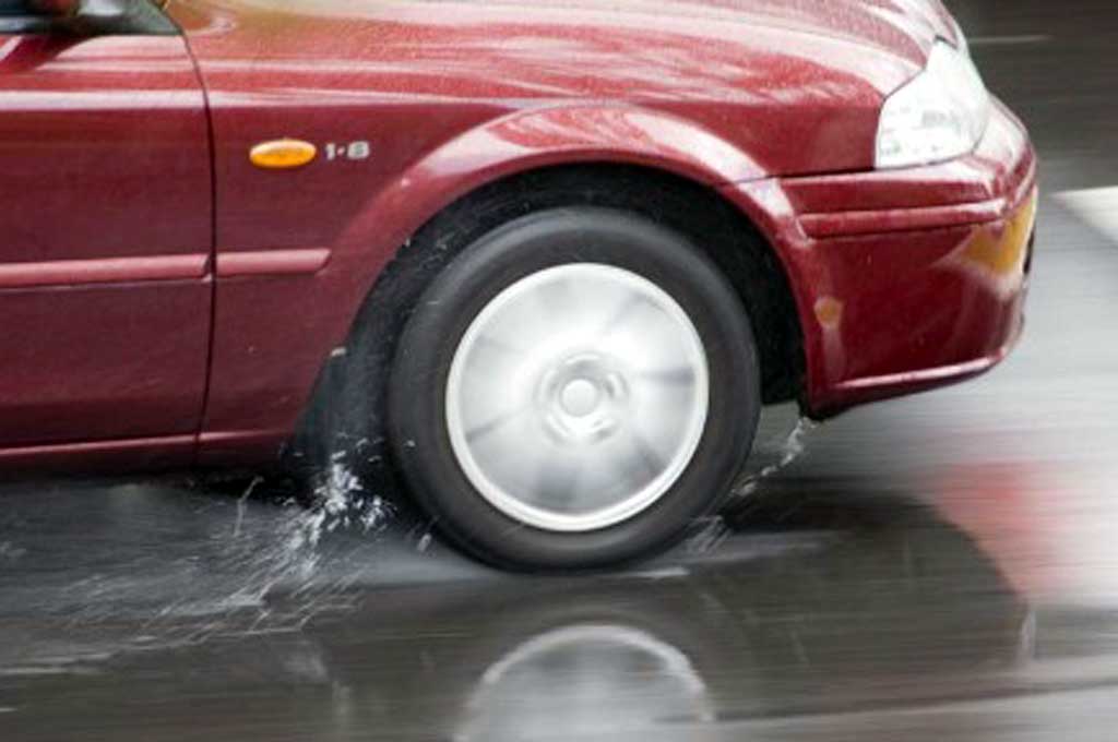 Aquaplaning terjadi karena genangan air terlalu tebal berpadu dengan kecepatan mobil yang terlalu tinggi.