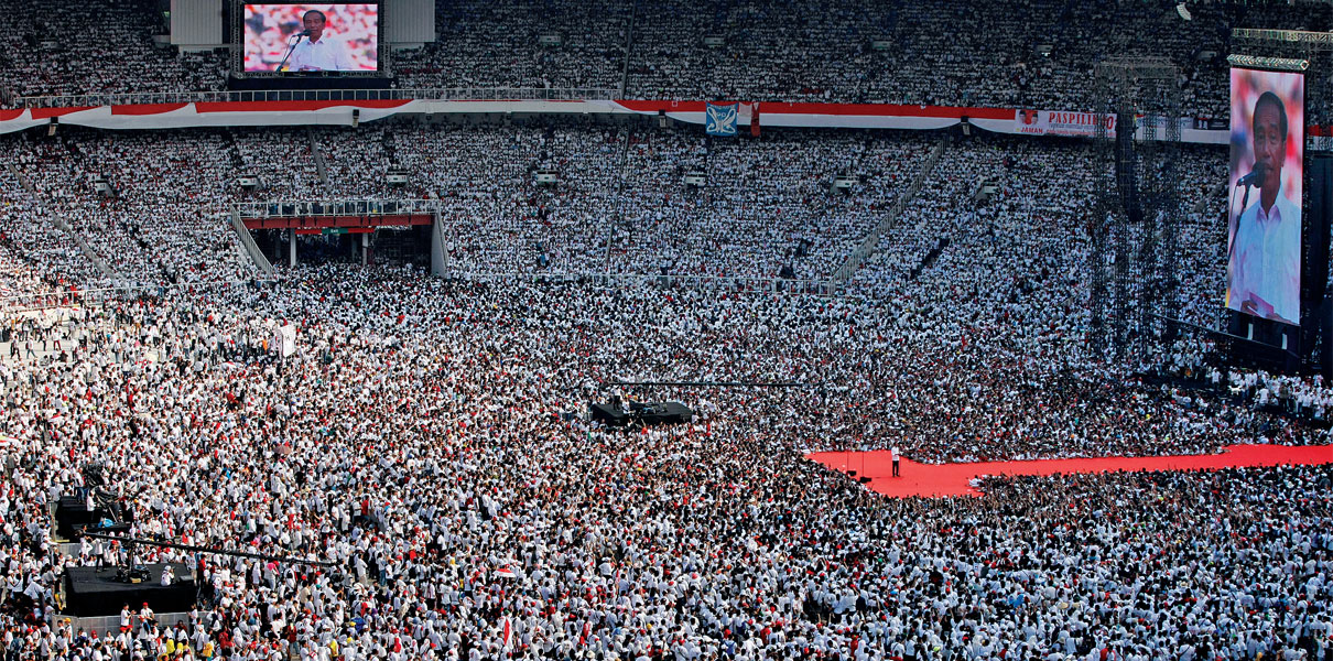 Calon presiden nomor urut 01 Joko Widodo memberikan orasi politik pada kampanye akbar yang ditopang Konser Putih Bersatu di GBK.