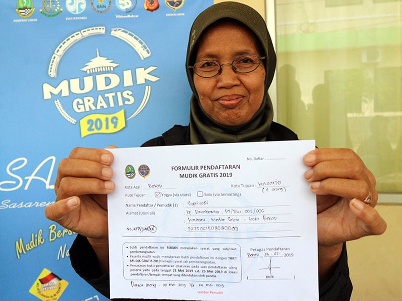PENDAFTARAN HARI PERTAMA MUDIK GRATIS: Warga menunjukkan tanda bukti pendaftaran Program Mudik Lebaran Gratis 2019.