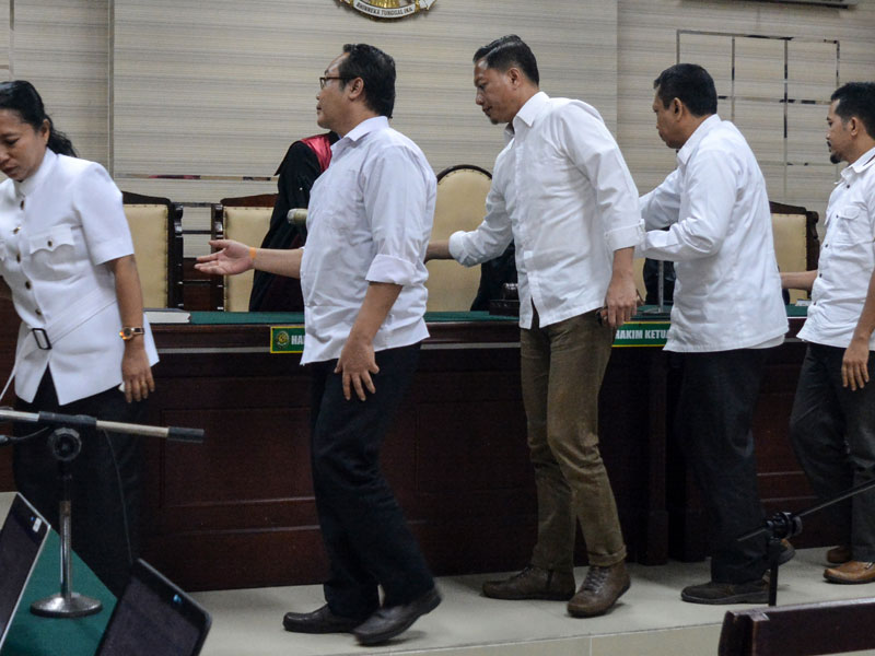 Sejumlah terdakwa mantan anggota DPRD Kota Malang bersalaman dengan majelis hakim seusai menjalani sidang putusan kasus suap