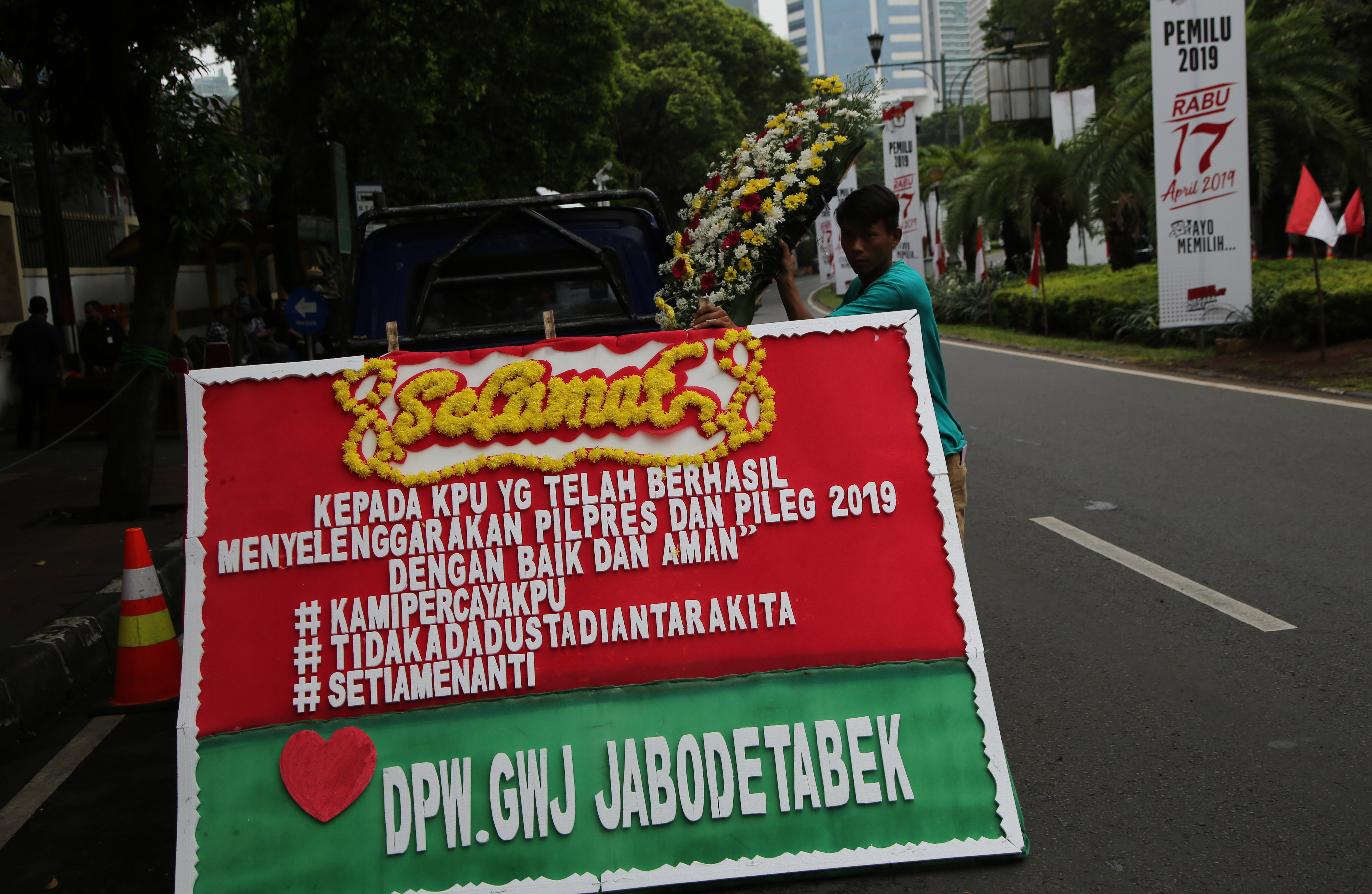  Komisi Pemilihan Umum (KPU) mendapat sejumlah karangan bunga dari masyarakat sebagai bentuk dukungan semangat dan apresiasi