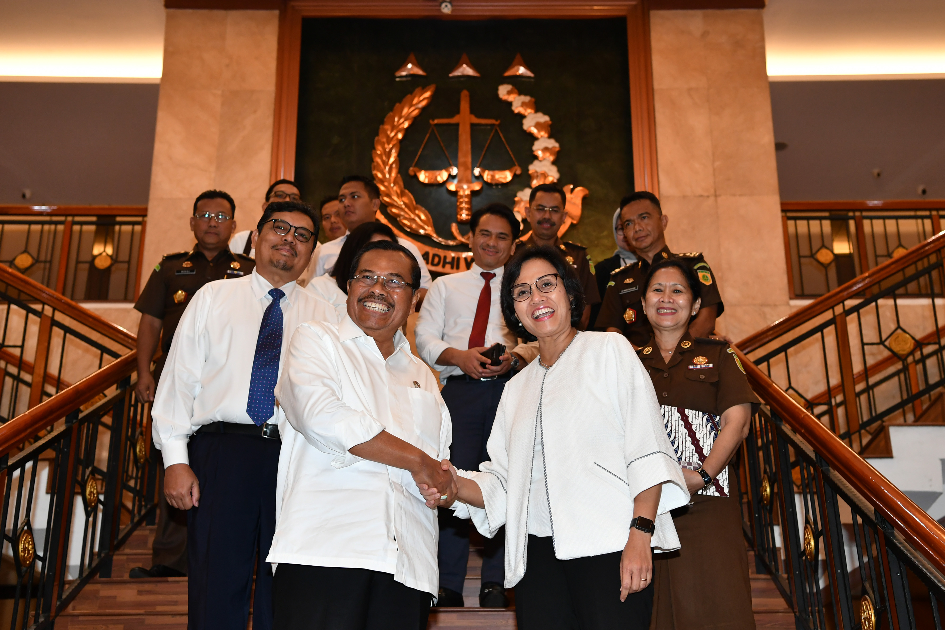 Jaksa Agung HM Prasetyo dan Menkeu Sri Mulyani usai menggelar Konferensi pers di Kejaksaan Agung, Senin (1/4)