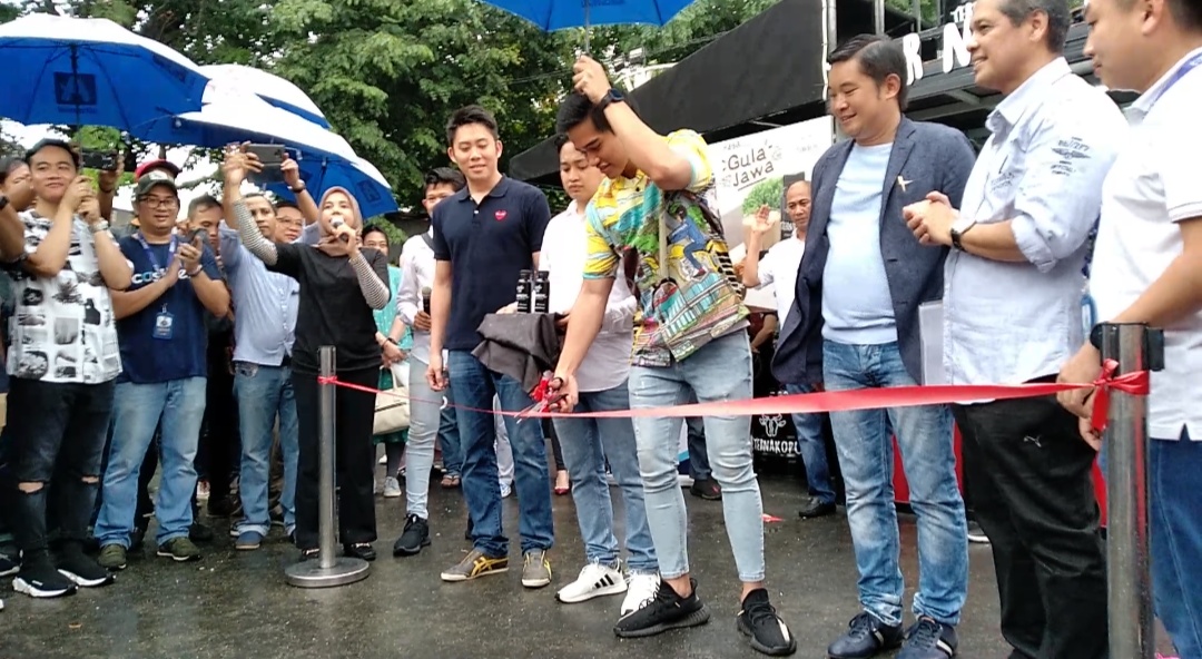 Putra Bungsu Presiden Joko Widodo, Kaesang Pangarep meresmikan kedai kopi barunya, Ternakopi di Cipayung, Jakarta, Sabtu (6/4). 