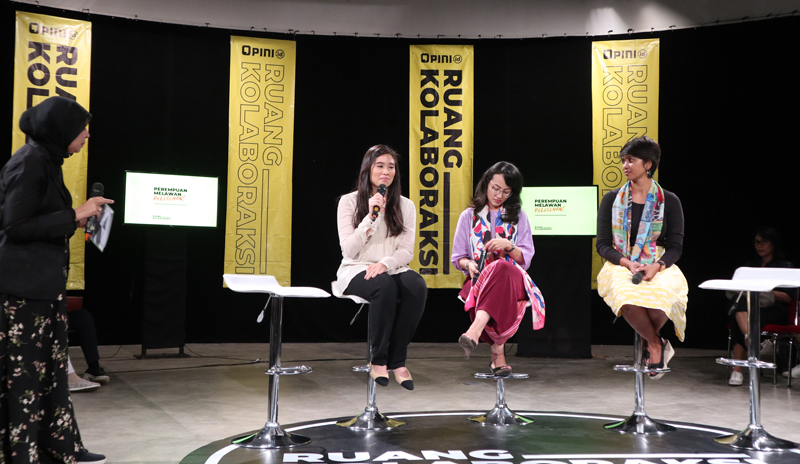 Fareiza (kanan) menjadi pembicara diskusi perempuan melawan di Galeri Salihara, Pasar Minggu, Jakarta Selatan, Rabu (24/4). 