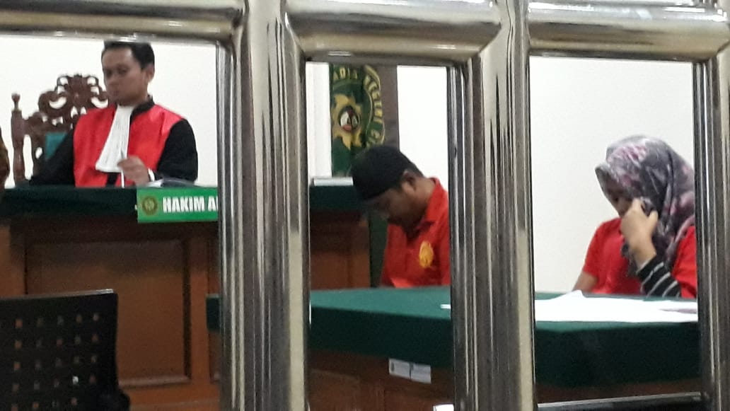 Muhammad Nurhadi dan Sari Muniarsih, sepasang suami isteri pembunuh wartawan divonis mati oleh majelis hakim PN Cibinong, Selasa (23/4).