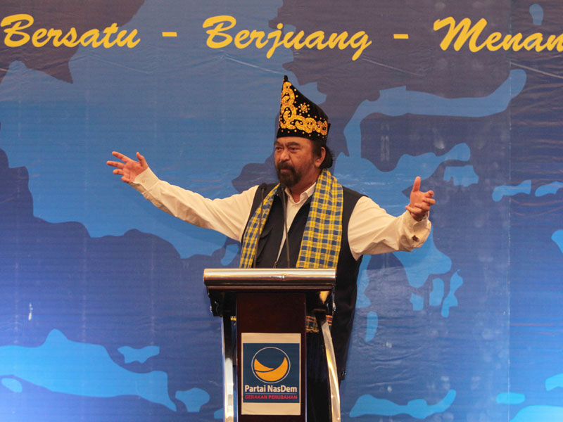 Ketua umum Partai NasDem Surya Paloh berorasi saat kampanye Partai NasDem di kota Kendari, Sulawesi Tenggara,