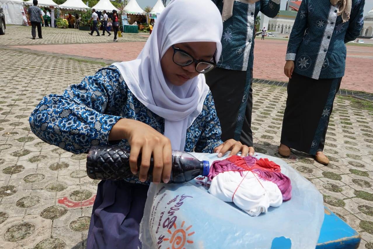 Siswa sedang membuat batik gonggong. 