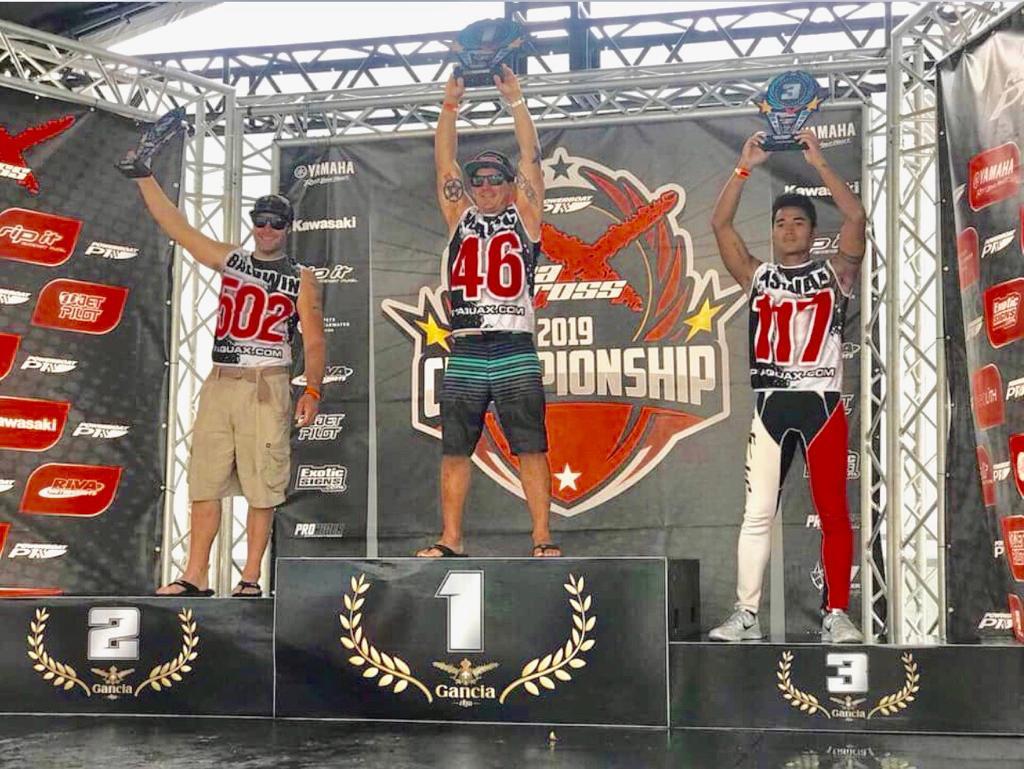 Aero dan Aqsa Aswar saat menaiki podium dalam turnamen jetski di AS