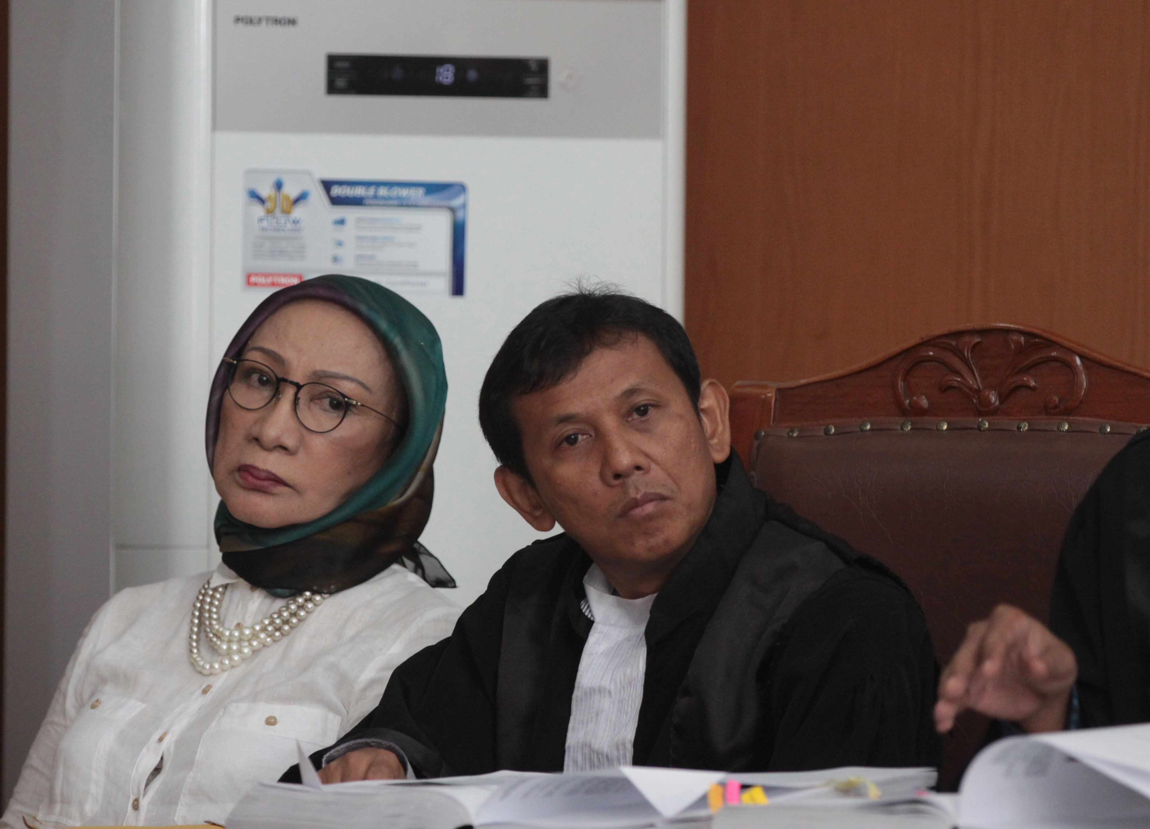 Terdakwa kasus dugaan penyebaran berita bohong atau hoaks Ratna Sarumpaet (kiri) didampingi penasehat hukumnya
