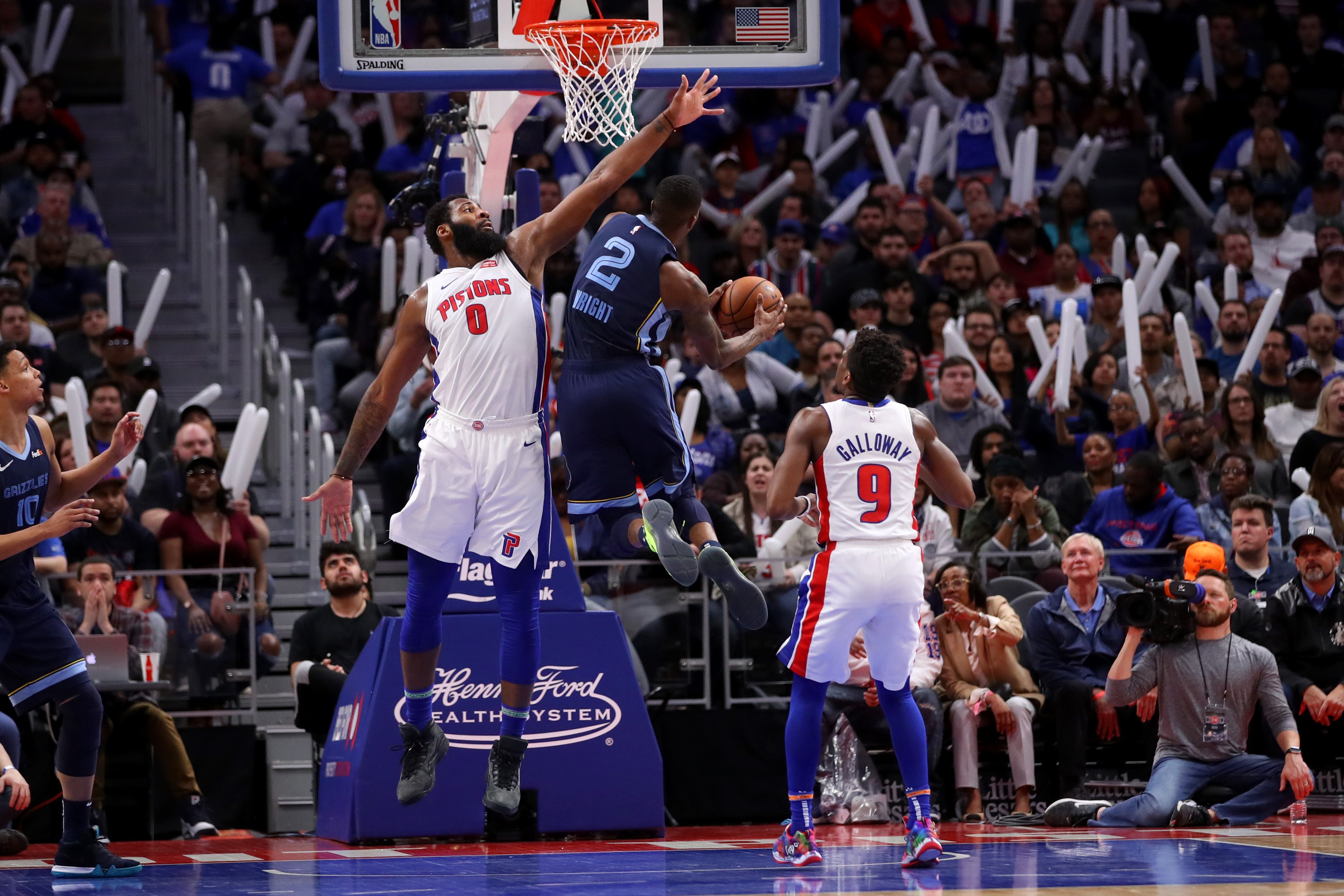 ndre Drummond # 0 dari Detroit Pistons mencoba untuk memblokir tembakan Delon Wright # 2 dari Memphis Grizzlies