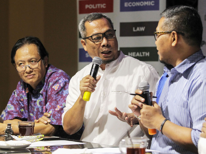 Direktur Komunikasi Politik TKN Jokowi-Amin, Usman Kansong (tengah), bersama Staf Ahli Bidang Hukum Menkominfo Henri Subiakto.